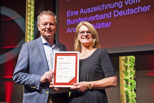 WOCHENBLATT-Geschäftsführer Stephan Schrader und WOCHENBLATT-PR-Redaktionsleiterin in Buxtehude, Nicola Dultz, mit dem "Durchblick-Preis"