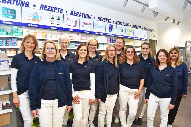 Das Team um Apotheken-Leiterin Barbara Lüdtke (li.) und Inhaberin Annelore Bansemer (2.v.li.) freut sich über den neuen Standort und die moderne Ausstattung | Foto: Axel-Holger Haase