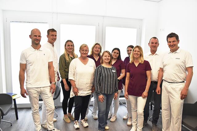 Das Praxisteam (v.li.): Dr. Philip Reiß (Arzt), Tim Neumann (Arzt), Antonia Vaitl (Medizinische Fachangestellte, MFA), Tina Meier (MFA), Claudia Fricke (MFA), Yvonne Weigand (MFA), Michelle Parhuta (Auszubildende), Lotta Plücker (Auszubildende), Jennifer Neumann (MFA), Michael Gawin (Arzt) und Dr. Kilian Rödder (Arzt). Es fehlt auf dem Bild: Philipp Latz (Arzt)  | Foto: Axel-Holger Haase