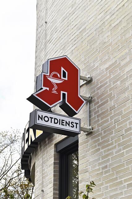 Auf den Apotheken-Notdienst wird mit einem gut sichtbaren Lichtzeichen hingewiesen | Foto: Axel-Holger Haase