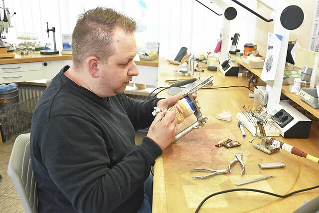 Sehr präzise Handarbeit ist bei der Arbeit notwendig | Foto: Axel-Holger Haase
