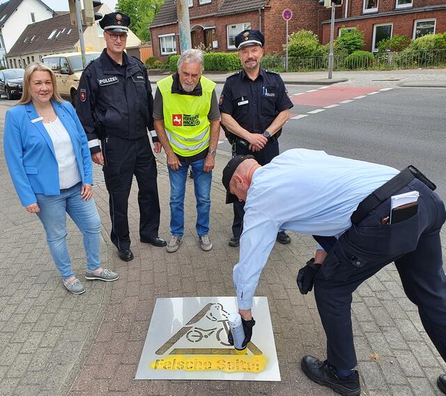 Die stellvertretende Bürgermeisterin der Hansestadt Stade Melanie Rost-Reinecke (v.li.), Peter Stötzner von der Verkehrswacht Stade, der Verkehrssicherheitsberater der
Polizeiinspektion Stade, Thomas Mehnen, der Verkehrssachbearbeiter der
Polizeiinspektion Stade, Jan Horwege, sowie Jürgen Bodtmann vom Ordnungsamt brachten in der Harsefelder und Harburger Straße die ersten Markierungen auf. | Foto: Polizei Stade