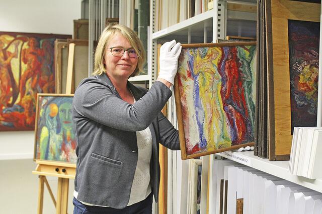 Die Gemälde von Johann Bossard werden mit säurefreiem Karton im Regal gesichert und nur mit Handschuhen angefasst