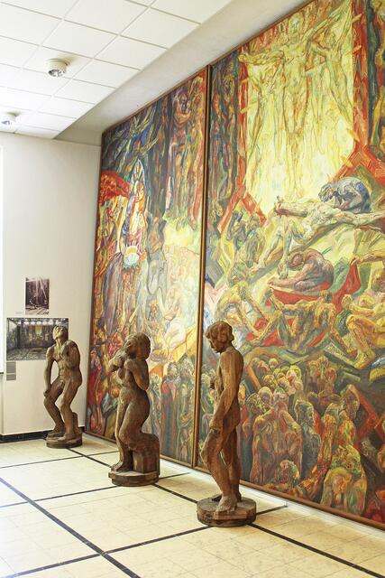 Beeindruckend: Dank der hohen Decken können im Schaumagazin die Monumentalgemälde des Ersten Tempelzyklus ausgestellt werden. Der Zweite Tempelzyklus ist im Kunsttempel zu sehen