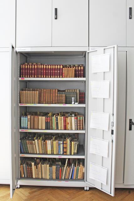 Auch die Privatbibliothek von Johann und Jutta Bosard ist im Schaumagazin untergebracht - in einigen Büchern stecken noch Lesezeichen