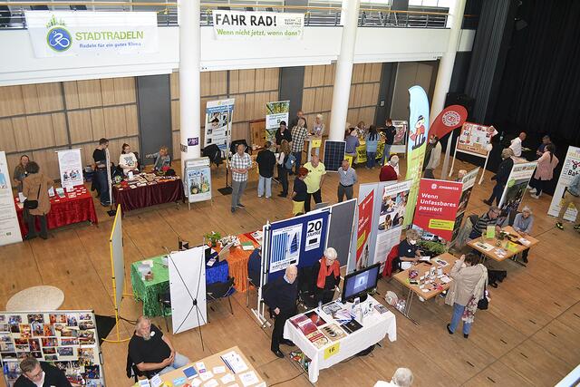 Blick von oben auf einenTeil der Ehrenamtsmesse in der Empore | Foto: bim