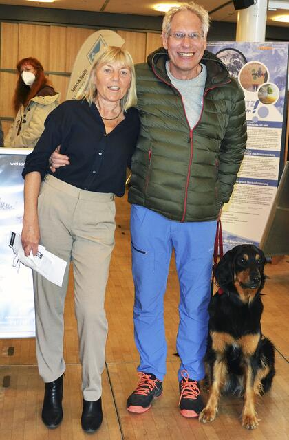 Das Ehepaar Cornelia Richter und Jens Markert war mit Paula (2), Therapiehündin in Ausbildung, zu Gast | Foto: bim