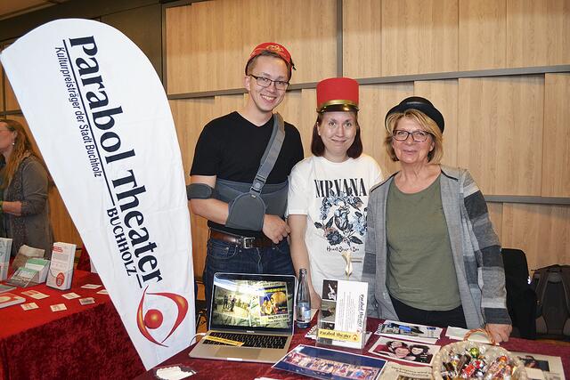 Für Verstärkung fürs Paraboltheater warben (v. li.): Finn Piwecki, Charly Niebuhr und Katrin Federle | Foto: bim