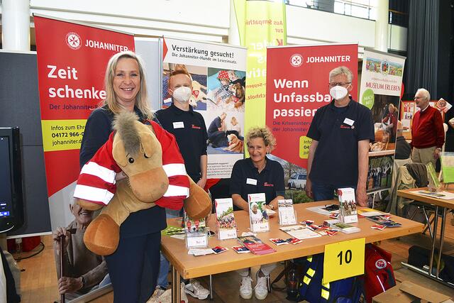 Über die Hilfsangebote und die Arbeit der Johanniter  informierten (v. li.): Anja Weidling (Reiterstaffel) sowie Pascal Weiske, Stefanie Lang und Thomas Kirscht | Foto: bim