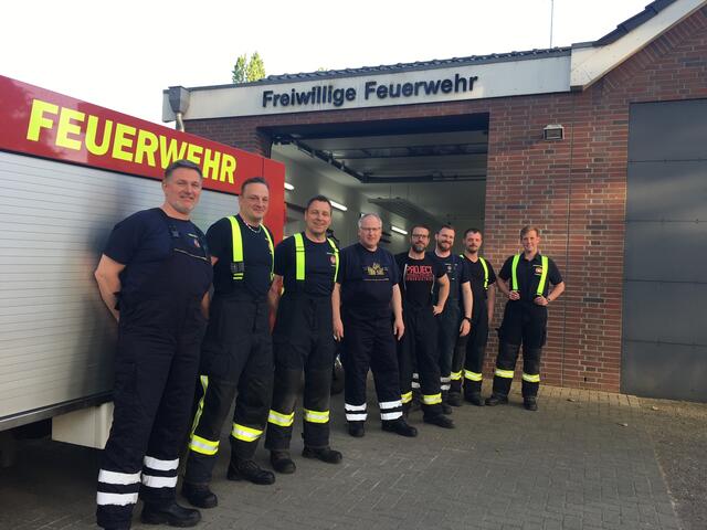 Feuerwehrleute aus Düdenbüttel spenden ausrangierte Einsatzkleidung für Kameraden im ukrainischen Kriegsgebiet | Foto: Stiftung Hof Schlüter / Rachel Wahba