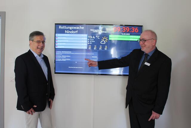 Die Geschäftsführer des Rettungsdienstes Landkreis Harburg vor der Infotafel in der neuen Rettungswache: Norbert Böttcher (li.) und Klaus-Jörg Bossow