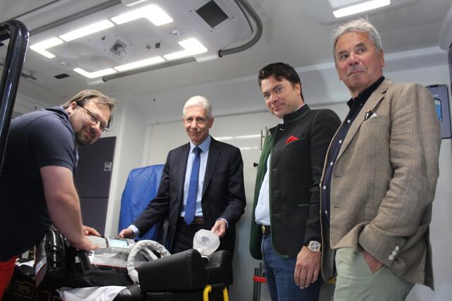 Notfallsanitäter Markus Bodmann (v. li.) erklärt Landrat Rainer Rempe sowie Alexander und Norbert Tietz, wie das Beatmungsgerät im Rettungswagen funktioniert