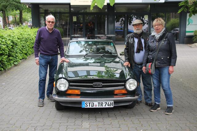 Erster Vorsitzender des CCN Claus Bredehöft (li.) sowie das Ehepaar Marlies und Horst Otto vor ihrem Oldtimer | Foto: pm