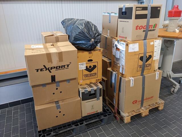 Die Feuerwehrleute aus der Samtgemeinde Apensen haben die Spenden bereits auf Paletten gepackt. | Foto: Freiwillige Feuerwehr Samtgemeinde Apensen / Markus Haarhaus