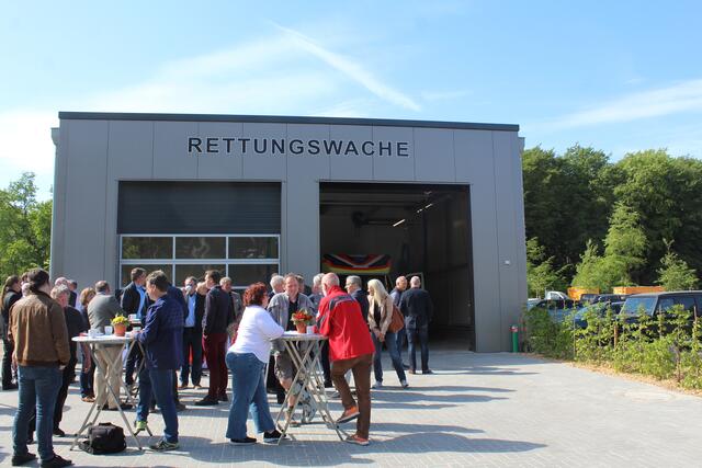 Von hier aus sollen Menschen im Südosten des Landkreises Harburg, vor allem in den Samtgemeinden Hanstedt und Salzhausen, im Notfall schnelle Hilfe erhalten: In Nindorf wurde jetzt die neue Rettungswache eingeweiht. 
Die neue Rettungswache ist rund 330 Quadratmeter groß. In der Fahrzeughalle sind zwei Rettungswagen untergebracht.