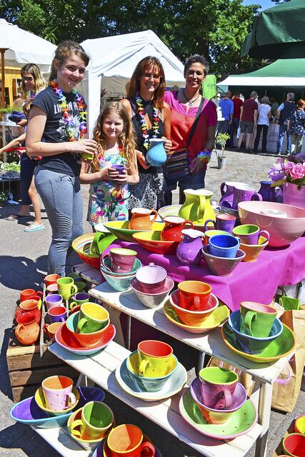 Zahlreiche Kunsthandwerker bieten kreative Dinge an - von bunter Keramik über Upcycling-Kunst aus Kaffeekapseln bis hin zu Schmuck aus Besteck | Foto: bim