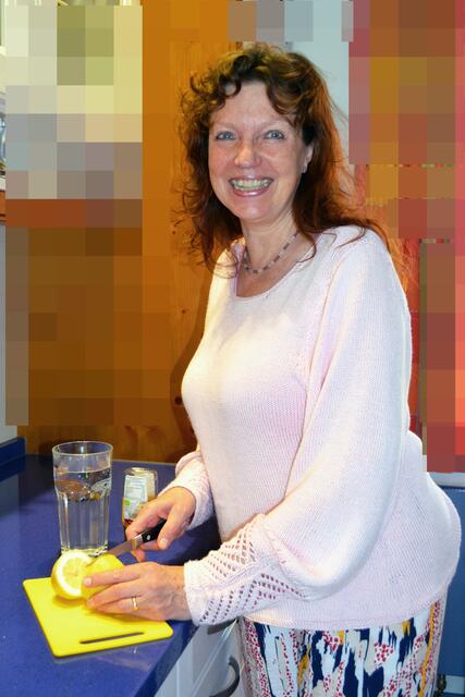 Lisa Fenger vom Organisationsteam schnippelt Obst für die erfrischenden Cocktails | Foto: bim