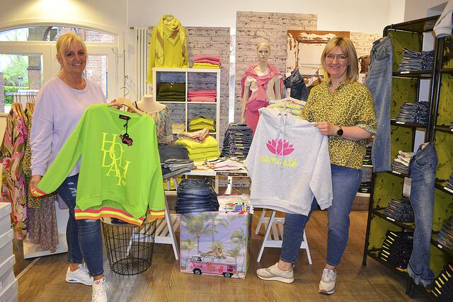 Kerstin Weichler (li.) und Inhaberin Meike Eggers-Tasarz 
präsentieren die farbenfrohe Sommerkollektionen in der Boutique "Herzstück" im Himmelsweg | Foto: bim
