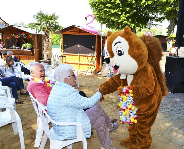 Maskottchen Ekki verteilt Hawai-Ketten an die 
Besucher des Frühlingsmarktes | Foto: bim