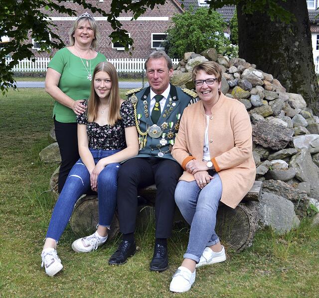 Das Königspaar mit Bürgerkönigin Gaby Bargmann und der inzwischen gar nicht mehr kindlichen Kinderkönigin Maya Horstmann (16) | Foto: bim