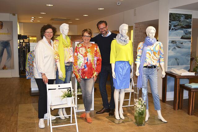 Ein Teil des Teamsdes Modehauses Gerlach (v. li.): Birgit Ramm und Gaby Bargmann mit Modehaus-Inhaber Jens Gerlach. Zum Team gehören weiterhin Conny Dammann und Beate Bernhard | Foto: bim