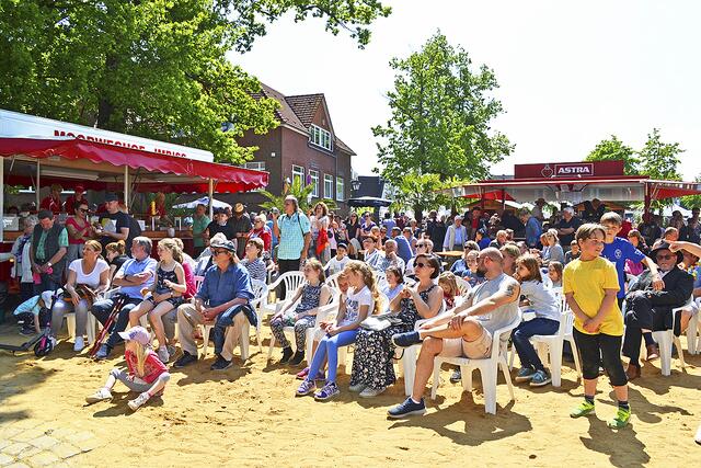 Auf dem Platz Am Sande in Tostedt genießen die Besucherinnen und Besucher neben einem
abwechslungsreichen Bühnenprogramm das Strandfeeling | Foto: bim