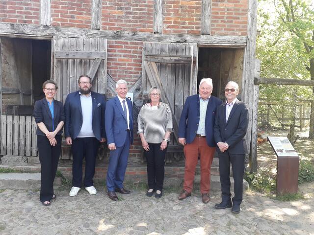 Freuen sich, dass der Aktionstag "Abenteuer Alter" so gut angenommen wurde (v. li.): Kaufmännische Geschäftsführerin Carina Meyer und Museumsdirektor Stefan Zimmermann (beide Freilichtmuseum am Kiekeberg), Landrat Rainer Rempe und Elisabeth Schmidt (Vorsitzendes des Kreisseniorenbeirats des Landkreises Harburg), Heiner Schönecke (Vorsitzender des Fördervereins des Freilichtmuseums am Kiekeberg) und Walter Marquardt (Lektor, Morgenandacht) | Foto: FLMK