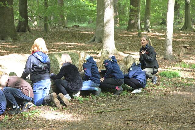 Mareike Caro (re.) erklärte mit dem "Baumtelefon" das Zusammenleben verschiedener Tiere im Wald | Foto: Sierk / Niedersächsische Landesforsten