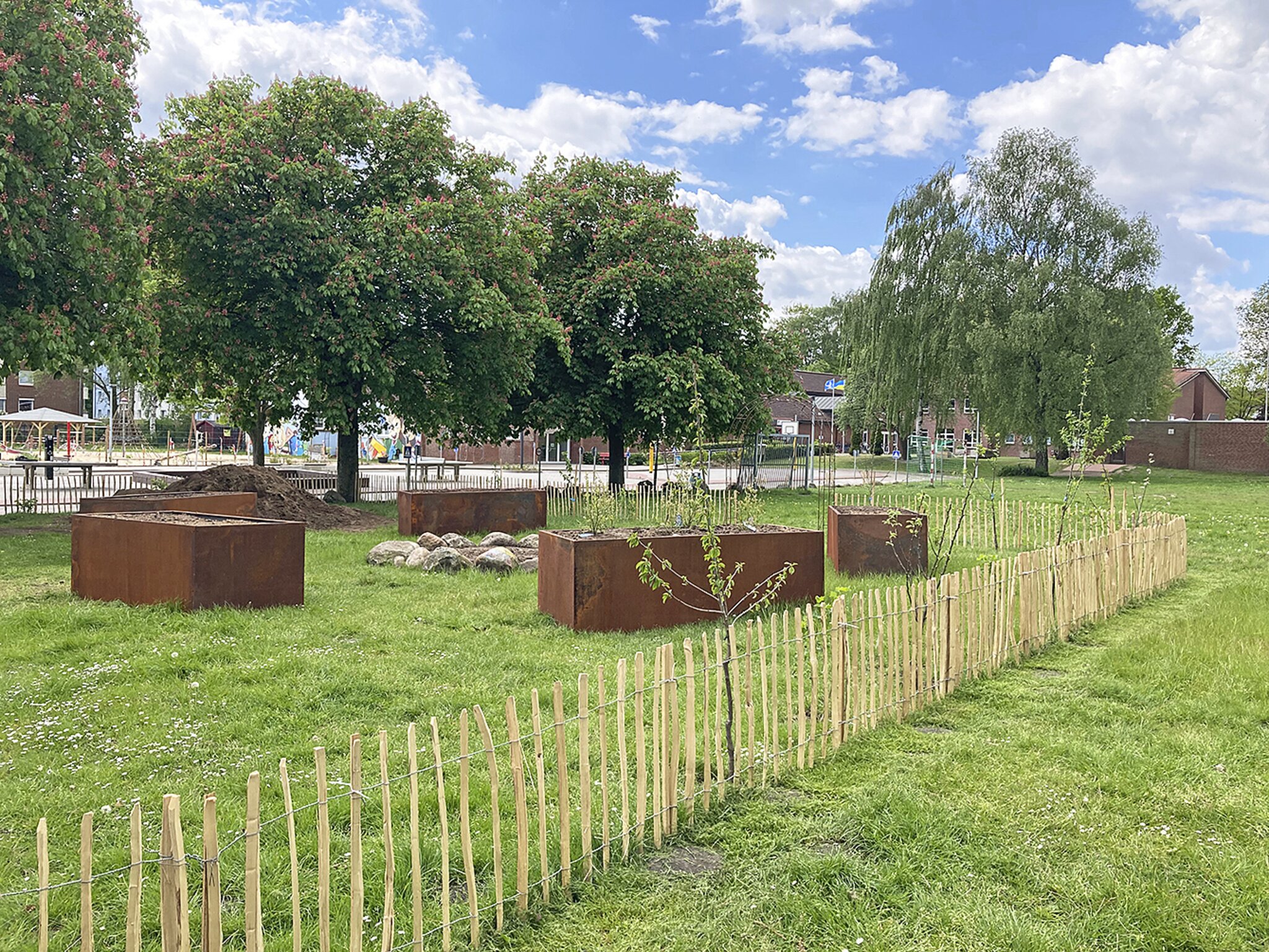 Hahle Kinder pflegen Gemüsebeete Garten der Vielfalt HochbeetPaten