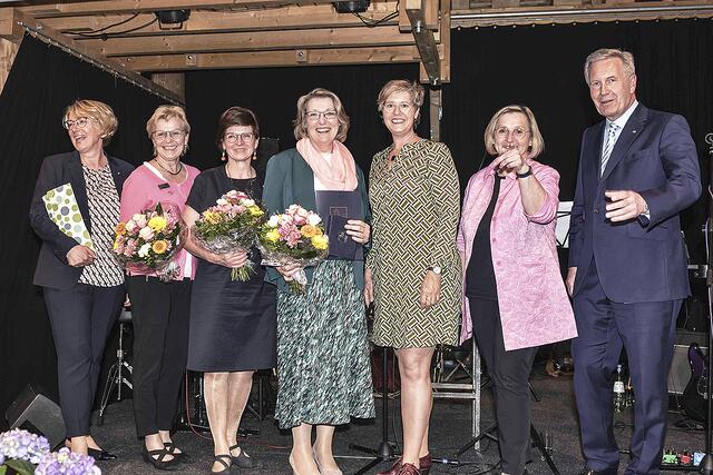 Karin Plate (2. v. li.) bei der Ehrung beim Landeslandfrauentag, bei dem Christian Wulff, Bundespräsident a.D., Gastredner war | Foto: Susanne Kußmann