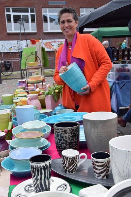 Die Künstlerin Micky Stach aus Holm gestaltet Keramikrohlinge | Foto: ts
