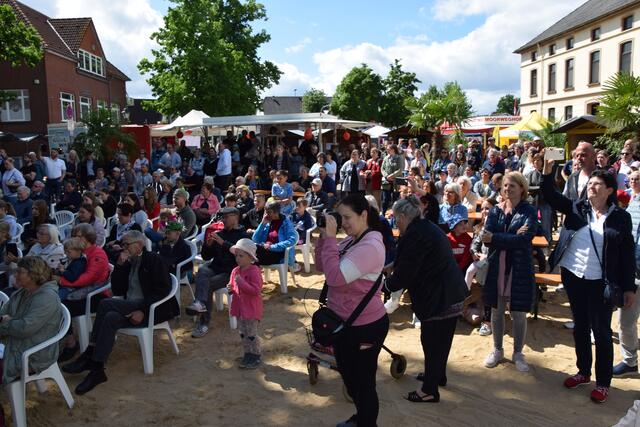 Feiner Sand an der Straße Am Sande: Auf dem Platz vor der Musikbühne herrscht Urlaubsgefühl.  | Foto: ts