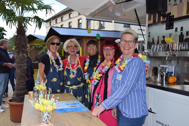 Ehrenamtliche haben Spaß an der Cocktailbar (v. l.): Kerstin Brandt, Silvia Evers, Lydia Preusch, Sonja Bade und Katja Kröger-Mollin