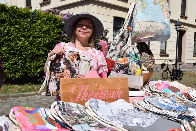 Modeschneiderin Nadine Soltau mit ihren handgefertigten Rucksäcken und Einkaufstauschen | Foto: ts