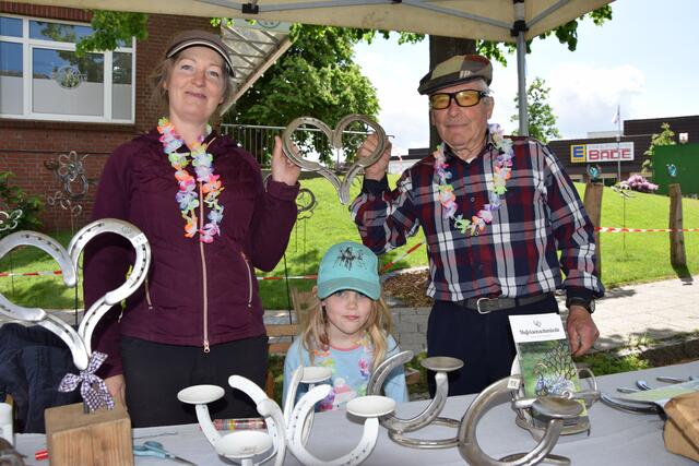 Tanja Lorenzen und Hans Benecke fertigen aus Hufeisen Dekoratives  | Foto: ts