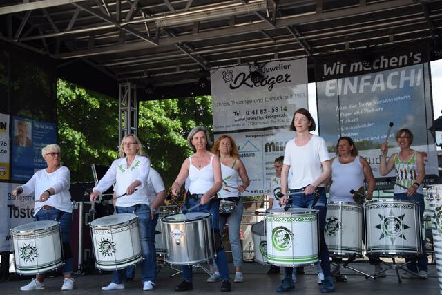 Die Trommelgruppe Sambucada bei ihrem Auftritt auf der f.u.n.-Bühne | Foto: ts