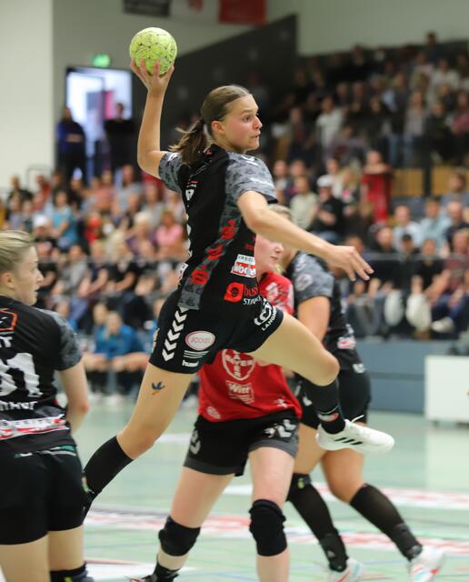 Maj Nielsen (am Ball) kommt mit Sprungwurf zum Torerfolg | Foto: cc