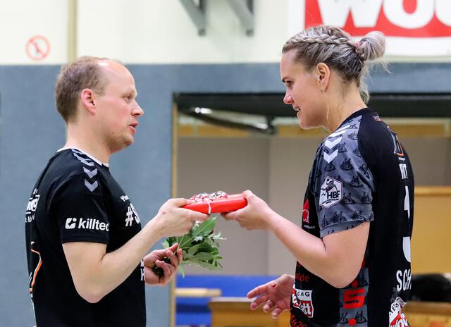 Luchse-Geschäftsführer Sven Dubau verabschiedet mit Blumen und einem Präsent Luchse-Kreisläuferin Evelyn Schulz | Foto: cc