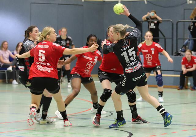 Kein Durchkommen für Kim Berndt (am Ball) | Foto: cc