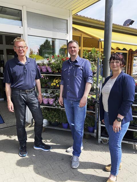 Bürgermeister Uwe Blanck und seine Stellvertreterin Iris Gronert mit Edeka-Marktleiter Mirko Strache