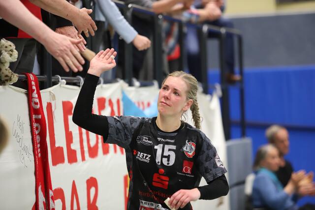 Kim Berndt beim Abklatschen mit den Luchse-Fans | Foto: cc