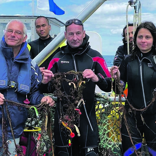 Rüdiger Stöhr von One Earth One Ocean (vorbe li.) und Hubert Pinto de Kraus von der "Scientific Diving Association" (Mi.) mit Geisternetzen | Foto: OEOO