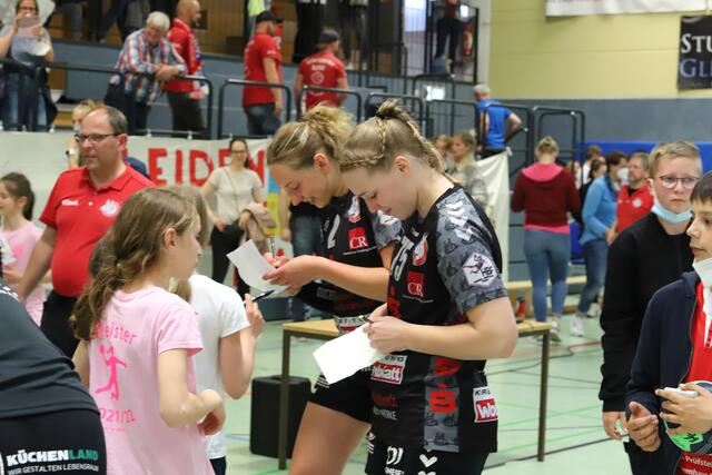 Louise Cronstedt und Julia Harms geben noch Autogramme | Foto: cc