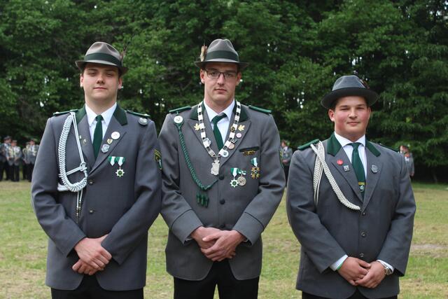 Jungschützenkönig Fabian Wiechmann (21) hat Alex Borowi (li.) und Florian Beck (re.) zu seinen Adjutanten gewählt