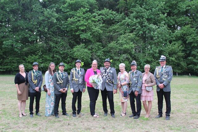 Die Königscrew freut sich auf ein tolles gemeinsames Jahr (v. li.): Die Adjutantenpaare Anka und David O'Flynn, Miriam Hellbart und Daniel Eberhardt, Adjutant Fabian Schmidt, das Königspaar Jacqueline und Frank Federmann, die Adjutantenpaare Anja und Friedhelm Schmidt sowie Thorsten und Nadja Neubauer