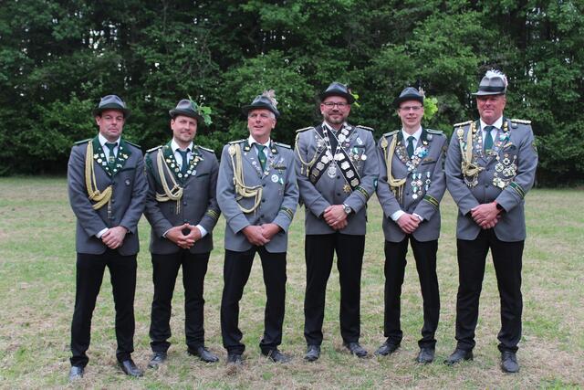 Seine Majestät Frank "Der Jungjäger" Federmann (3. v. re.) wird im Königsjahr unterstützt von seinen Adjutanten David O'Flynn (v. li.), Daniel Eberhardt, Friedhelm Schmidt, Fabian Schmidt und Thorsten Neubauer