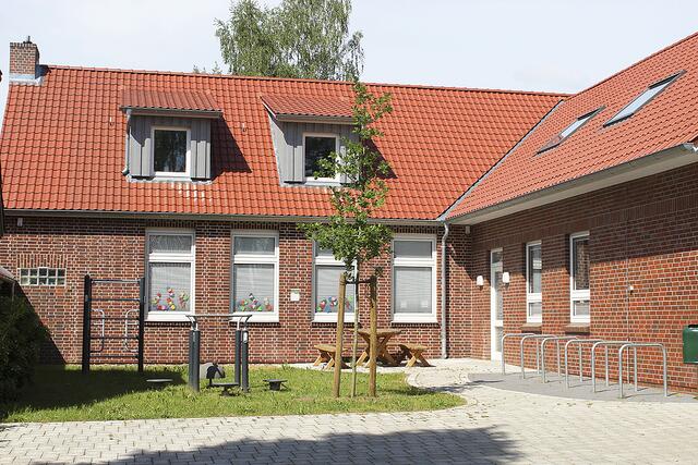 Im Rahmen der Baumaßnahmen wurde am neuen "MeGa-Treffpunkt" Sitzgelegenheiten für Radtouristen inklusive Fahrradbügel sowie Freiluft-Sportgeräte installiert | Foto: sb
