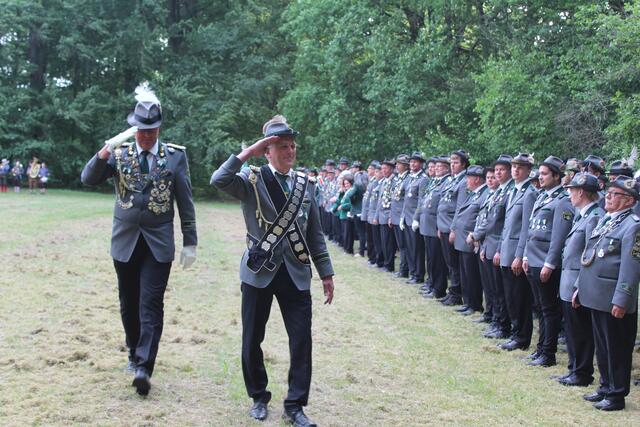 Der scheidende König Friedhelm Schmidt (re.) verabschiedet sich von den Schützen