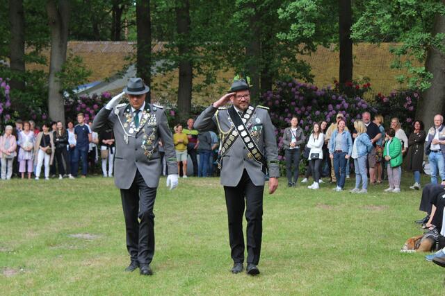 Der neue König Frank Federmann (re.) bei seiner Antrittsrunde auf dem Festplatz