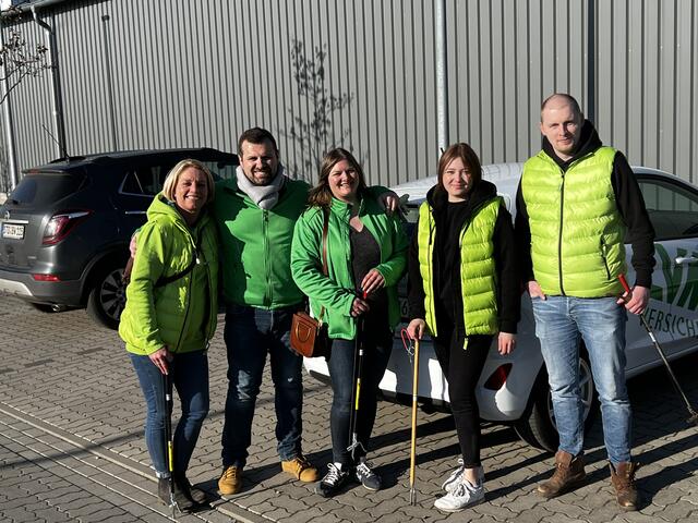 Ein Teil des LVM-Teams bei der Müllsammelaktion in Apensen: Tatiana Borchert, Leutrim Dullovi, Catharina Holtmann, Lisa-Marie Schmidt und Torben Ramcke | Foto: LVM Team Borchert